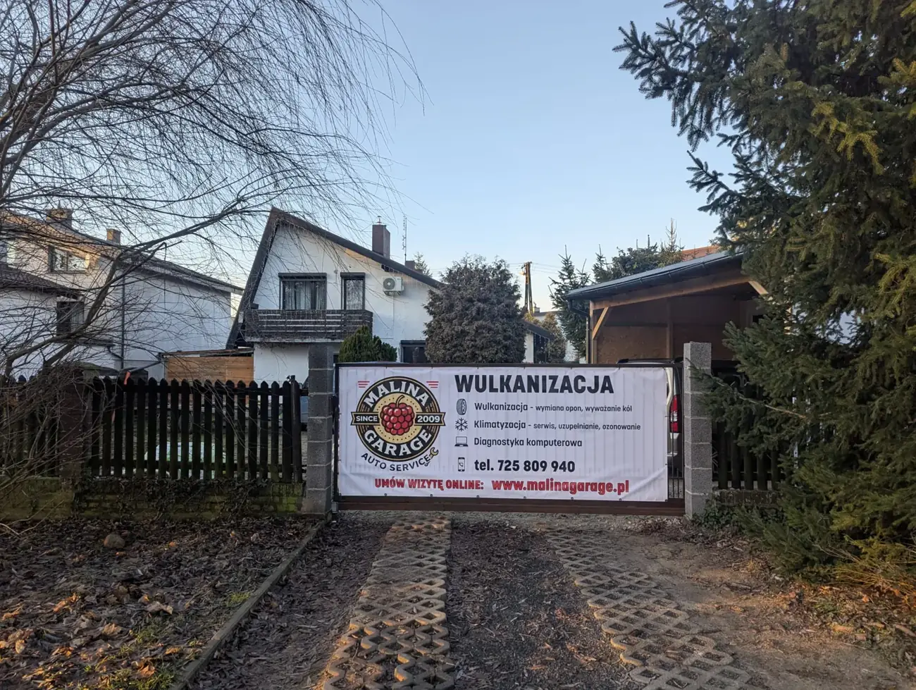 Brama warsztatu Malina Garage z banerem, ul. Bolesława Chrobrego 5 w Pobiedziskach